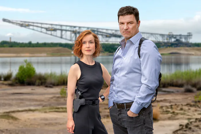 Die Dreharbeiten zu der hochkarätig besetzten ARD/Arte-Serie mit Misel Maticevic und Odine Johne haben Ende Juli 2021 in der Lausitz begonnen. Foto: ARD/Steffen Junghans/Montage