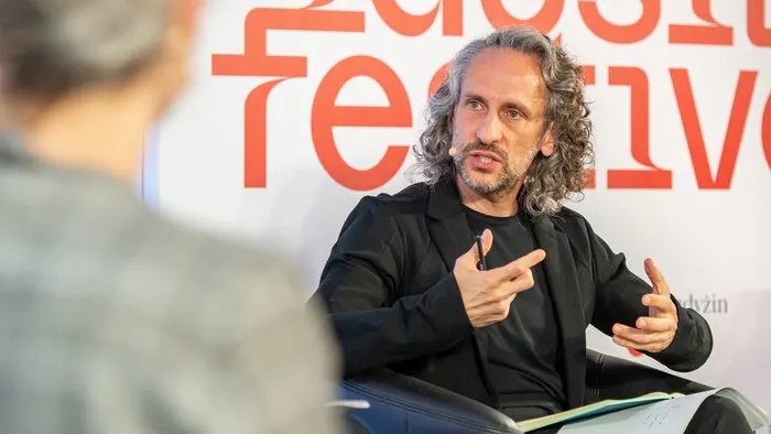 "Wir haben nicht den Auftrag, Geld vom Bund an die Kulturbetriebe zu verteilen", stellt Daniel Kühnel, Intendant des Lausitz-Festival, klar. Foto: Maria Knorr