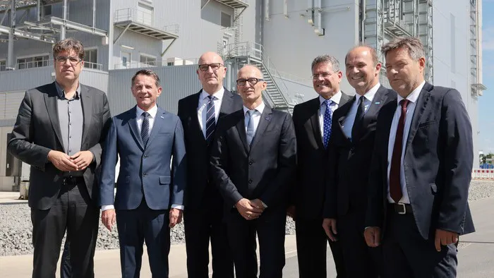 Die Kathodenanlage und ihre Eröffnungsgäste am Donnerstag in Schwarzheide: „Wir haben Fläche, erneuerbare Energien und wettbewerbsfähige Infrastruktur.“ Foto: BASF
