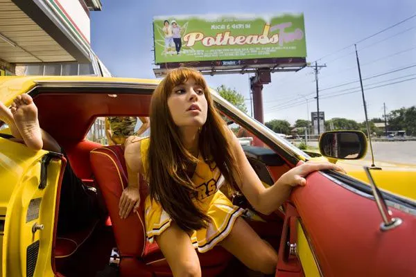Cheerleader steigt aus dem Auto aus