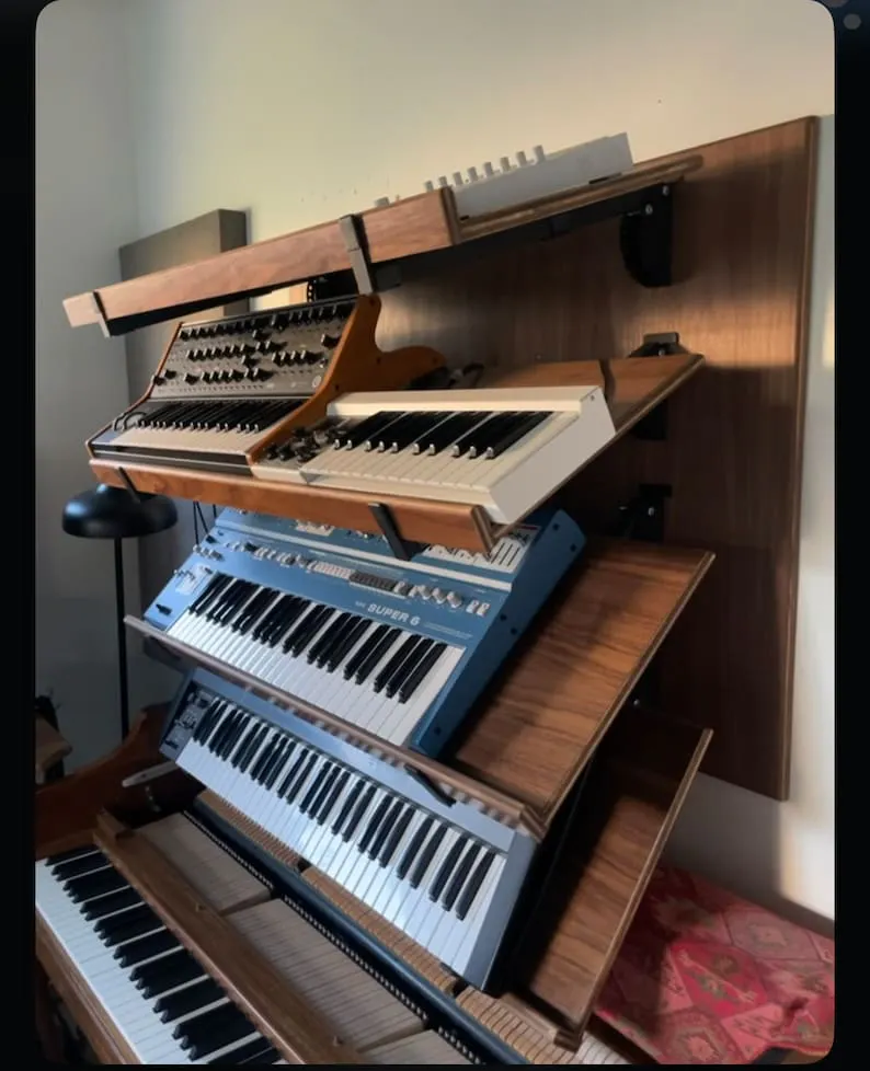 Synth Shelves | Music Studio Bild 1