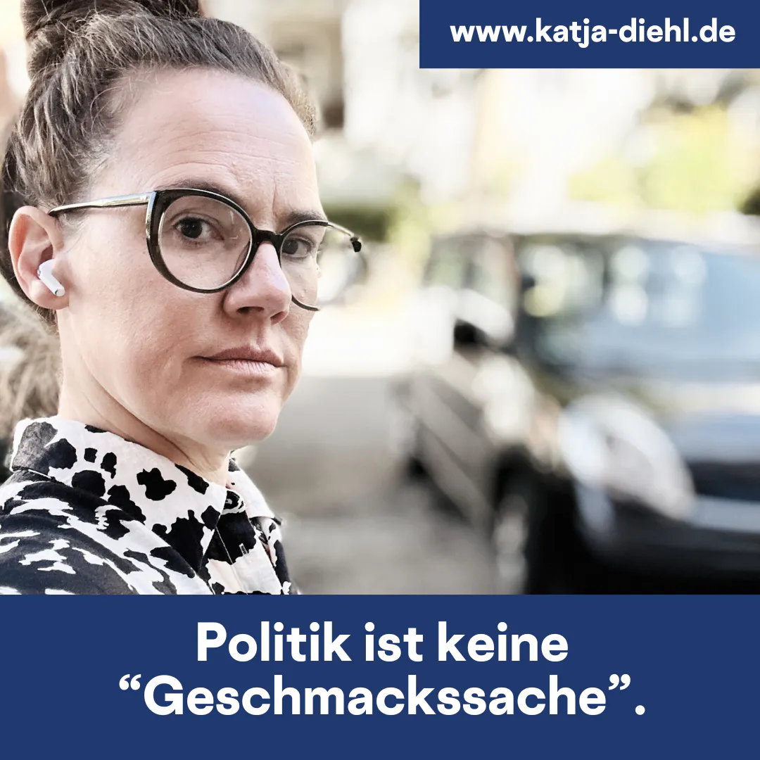 Porträtfoto von Katja Diehl mit ernstem Blick, im Hintergrund parkt ein Auto am Straßenrand. Sie trägt eine schwarz-weiße gemusterte Bluse und kabellose In-Ear-Kopfhörer. Im oberen rechten Bildbereich steht ihre Website „www.katja-diehl.de“, unten ist in weißer Schrift auf blauem Balken der Text: „Politik ist keine 'Geschmackssache'.“