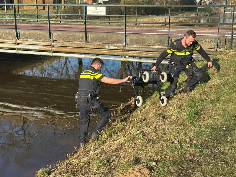 Hilfeleistungen rücken aus wegen Rollator im Wasser in Aalten