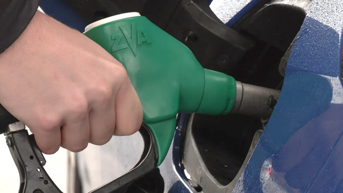 Niederländer verzichten auf Spritpreissenkung – Grenzregion stellt sich auf noch mehr Tanktourismus ein: Niederländer verzichten auf Spritpreissenkung – Grenzregion stellt sich auf noch mehr Tanktourismus ein: Niederländer verzichten auf Spritpreissenkung – Grenzregion stellt sich auf noch mehr Tanktourismus ein: Günstiger Kraftstoff jenseits der Grenze: Deutsche Tankstellenbetreiber senken den Benzinpreis mit sofortiger Wirkung
