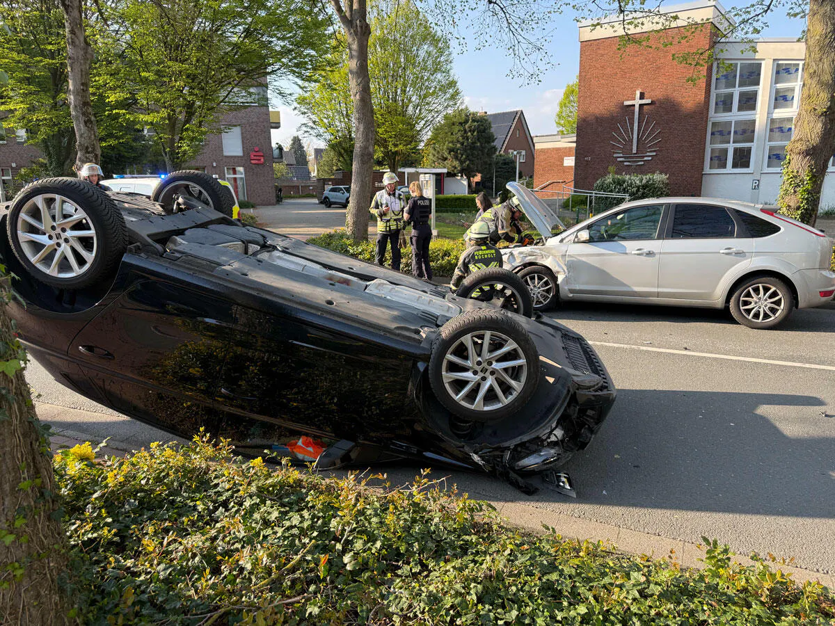 Auto bleibt nach Unfall auf dem Dach liegen: Unfallopfer klettert selbstständig heraus