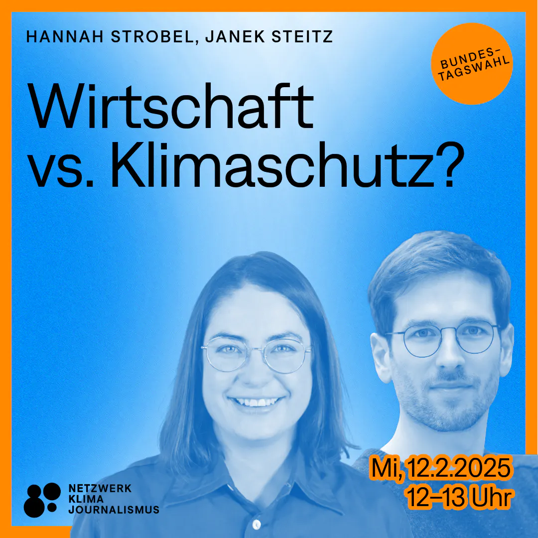 Die Kachel zeigt Hannah Strobel und Janek Steitz, passend zum Hintergrund mit einem blauen Filter. Hannah Strobel lacht, trägt eine Brille und hat schulterlange, glatte Haare. Janek Steitz trägt die Haare kurz, hat ebenfalls eine Brille und einen Dreitagebart.