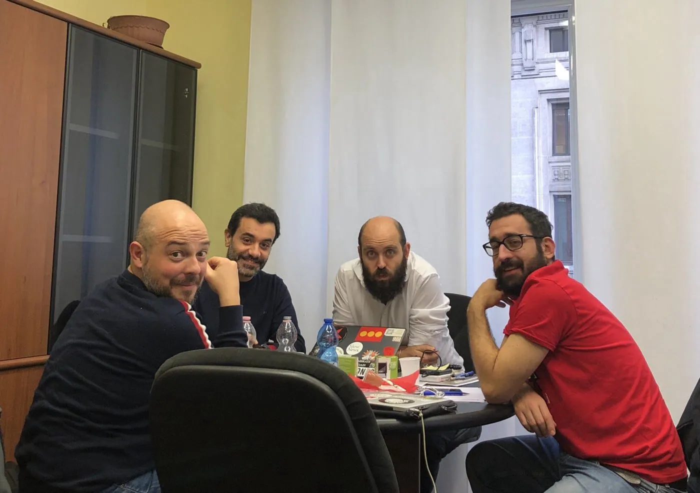 Auf dem Bild sind vier Autore von Slow News an einem Tisch sitzend zu sehen.