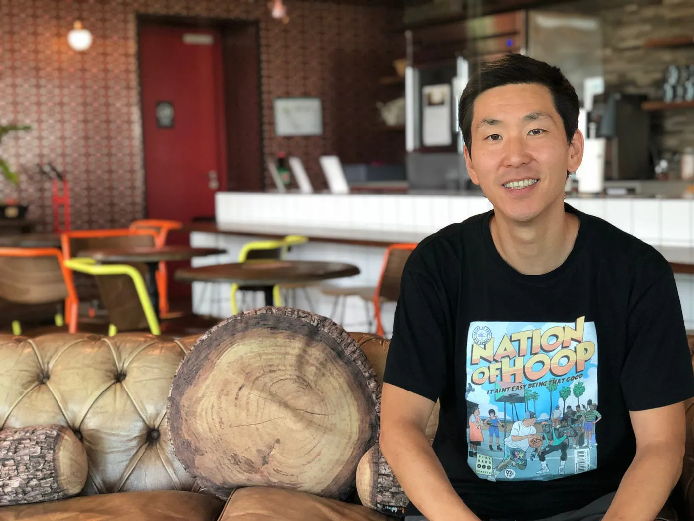 Frank Joung hat einen Weg gefunden, seinen Podcast “Halbe Katfoffl” zu finanzieren: Mit Steady bietet er Mitgliedschaften an.