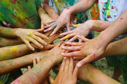 Dieses Bild hat ein leeres Alt-Attribut. Der Dateiname ist hands-2706109__340.webp