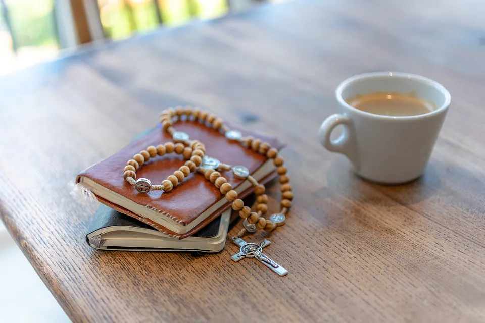 Dieses Bild hat ein leeres Alt-Attribut. Der Dateiname ist rosary-3857774_960_720.jpg