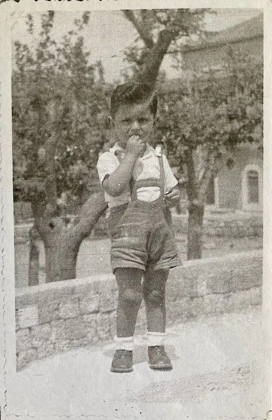 Bild von Shalomiko, dem jüngsten Bruder meiner Mutter. Er starb 7-jährig am 20. Mai 1948