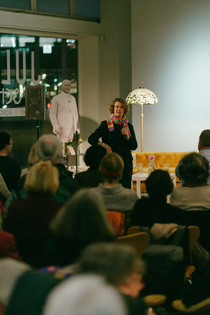 Dr. Sabine Wolfram eröffnet als Hausherrin des smac die Gesprächsreihe
