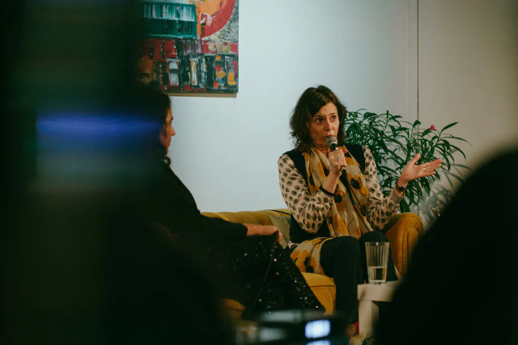 Eva Menasse ist unser erster Tacheles-Gast auf dem Goldenen Sofa
