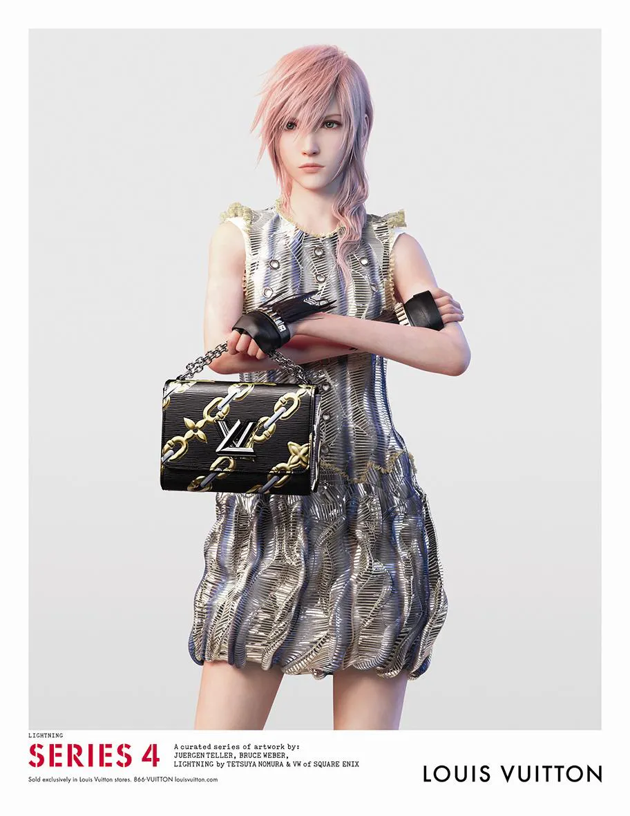 Lightning trägt ein silbernes und goldenes A-Linien-Kleid, das metallisch schimmert. Dazu eine schwarze Handtasche mit Louis Vuitton-Logo.