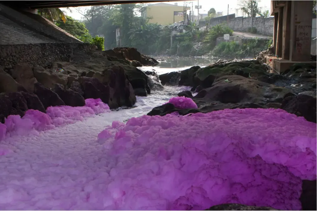 Pinker, giftiger Fluss (Quelle: Greenpeace)