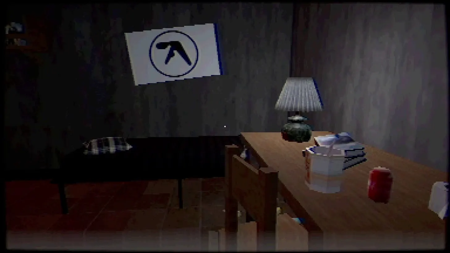 Ein karges Zimmer mit grauer Wand im Videospiel Day 178. Ein unordentlicher Tisch mit Coladose und Lampe. Im Hintergrund ein spärliches Holzbett. Darüber hängt ein Logo des Musikers Aphex Twin auf einem Poster, das schräg über der Wand hängt.