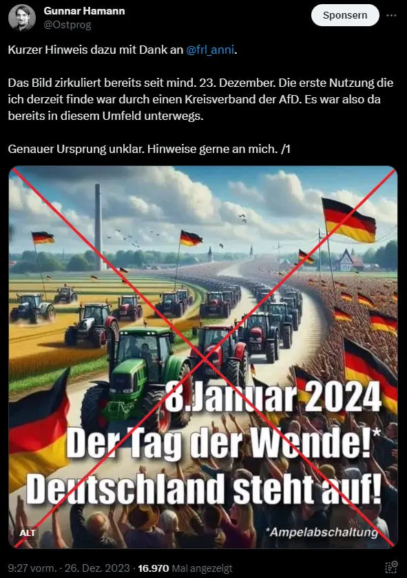 Mein Account auf X. Ich schreibe: Kurzer Hinweis dazu mit Dank an @frl_anni. Das Bild zirkuliert bereits seit mind. 23 Dezember. Die erste Nutzung die ich derzeit finde war durch einen Kreisverband der AfD. Es war also da bereits in diesem Umfeld unterwegs. Genauer Ursprung unklar. Hinweise gerne an mich.
Unter dem Tweet habe ich das Bild angehangen und mit einem roten Kreuz durchstrichen. Es handelt sich um ein KI-Bild, auf dem eine lange Reihe von Traktoren, am Rand gesäumt von einer großen Menschenmenge die diese anfeuert auf einer Landstraße und teilweise auch den Feldern fährt. Im Hintergrund blauer Himmel mit Wolken und ein Schornstein. Ein paar vereinzelte Häuser in der Ferne und überall wehen Deutschlandflaggen. Auf dem Bild steht: 8. Januar 2024. Der Tag der Wende! Deutschland steht auf!
Nach dem Wort Wende ist ein Sternchen gesetzt. Unter dem Bild wird erklärt, dass man mit Wende die Ampelabschaltung meint.
