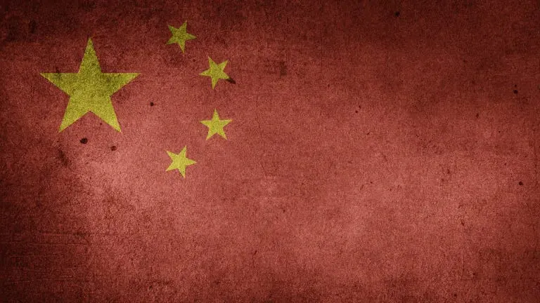 Eine Flagge der Volksrepublik China mit Textur.