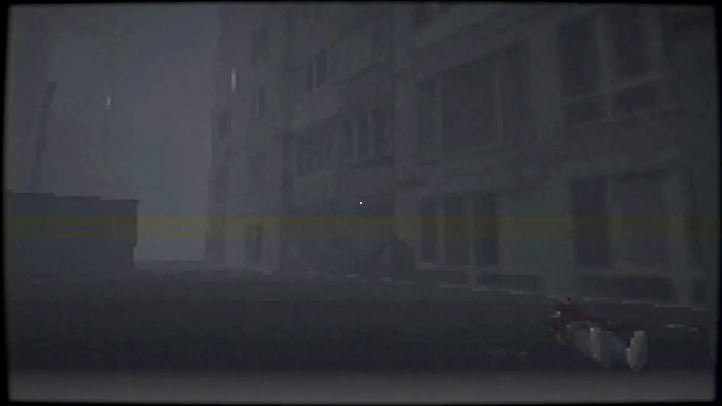 Eine vernebelte menschenleere Straßenschlucht in der es regnet. Das gegenüberliegende Wohnhaus ist kaum zu sehen. Das Bild hat einen alten VCR-Effekt. Unten rechts liegt man eine reglose Person liegen, die scheinbar blutüberströmt ist.
