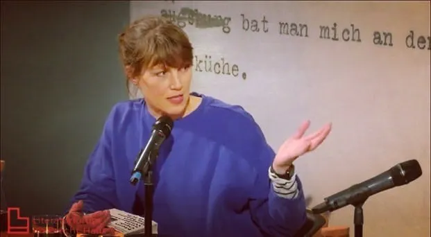 Nora Hespers gestikuliert auf der Bühne bei einer Lesung im Literaturforum im Brecht Haus