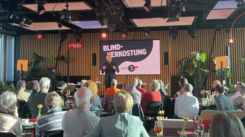Bühne und Publikum bei der Live-Ausgabe der Sendung "Blindverkostung" im rbb
