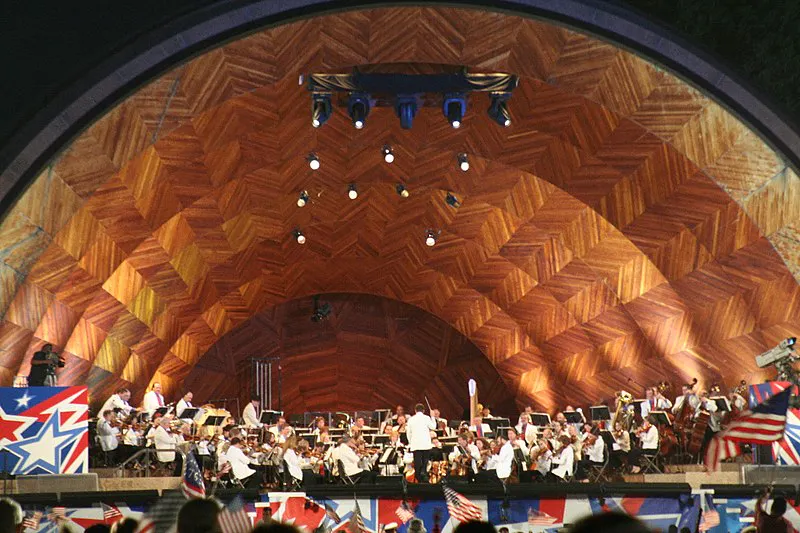 Das Boston Pops Orchestra in einer Orchestermuschel in Boston
