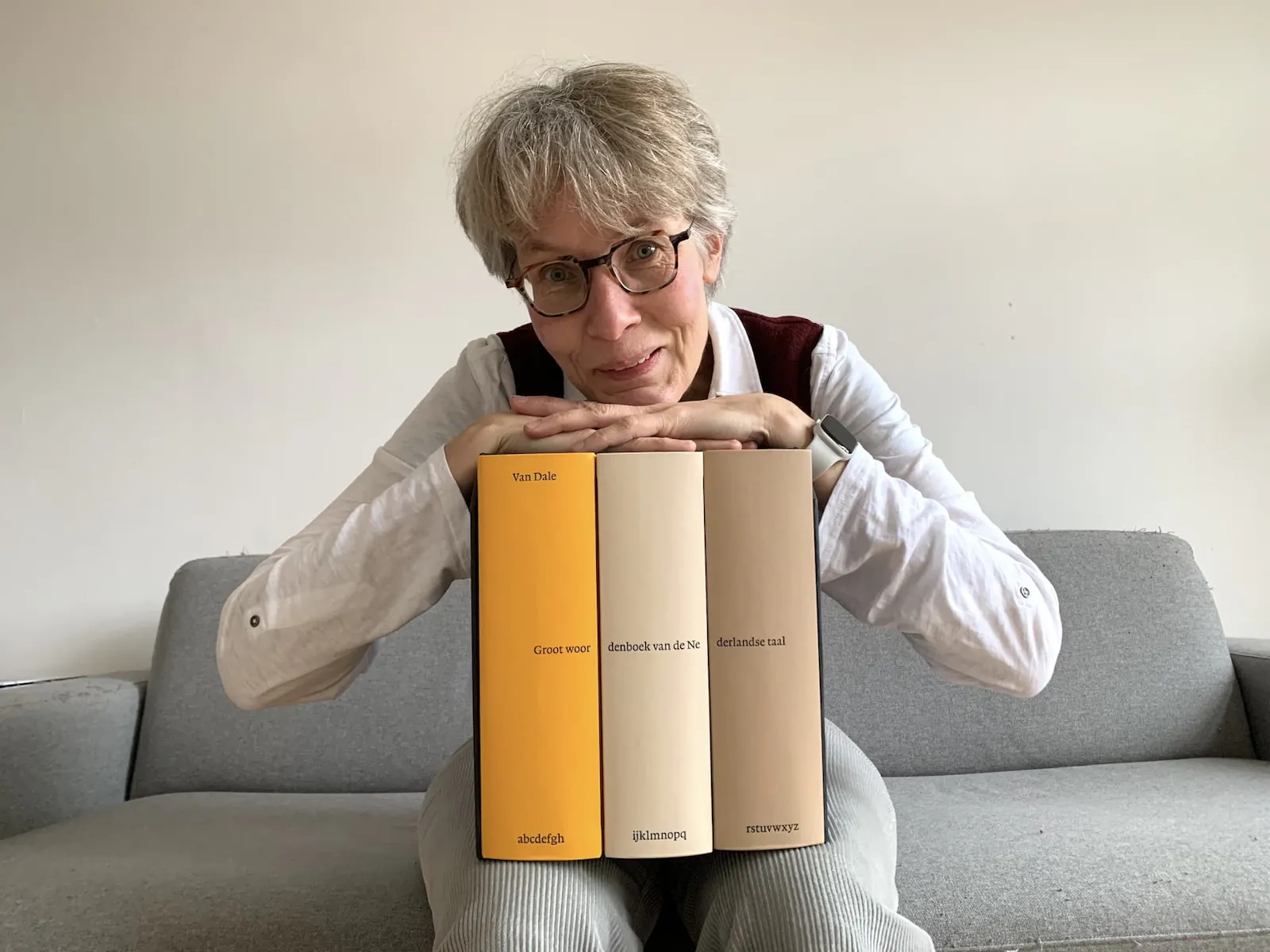 Alexandra mit dem Groot Woordenboek van d eNederlandse Taal in drei Bänden