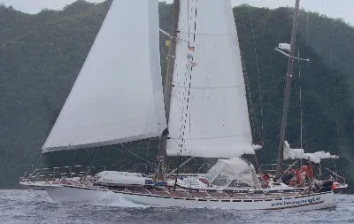 Die Ketsch DAISY in voller Fahrt am Ufer von Bequia entlang.