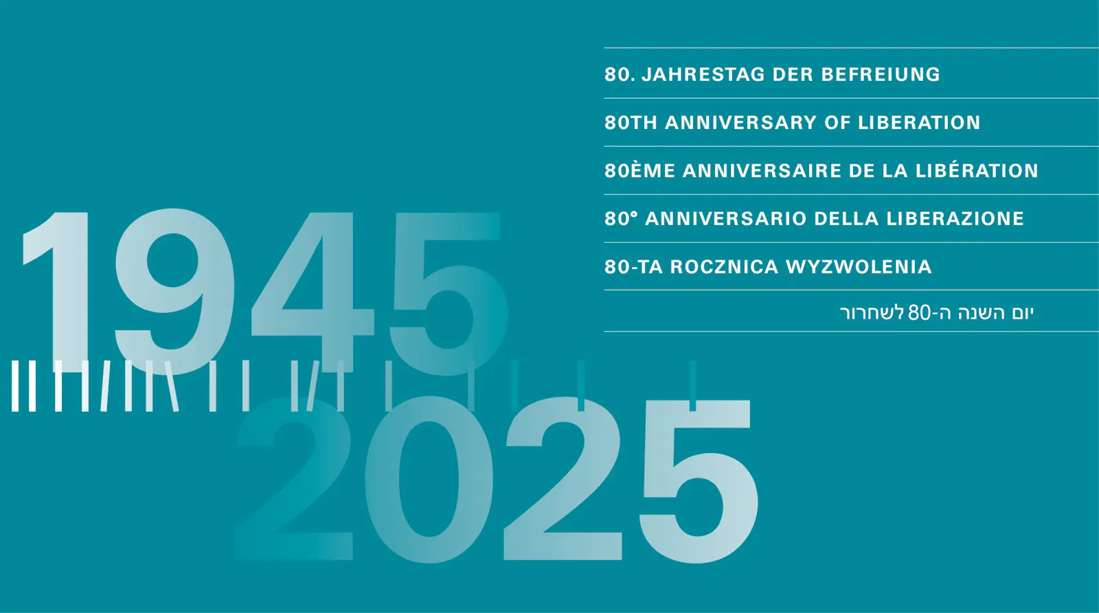 Das Logo zum 80. Jahrestag der Befreiung des KZ Dachau. Auf ozeangrünem Hintergrund stehen die Zahlen 1945 und 2045 leicht versetzt untereinander. Zwischen den Zahlen eine Linie aus Strichen, die mal gerade, mal etwas schräg sind und deren Abstände sich von links nach rechts vergrößern.
Daneben steht in 6 Sprachen: 80. Jahrestag der Befreiung