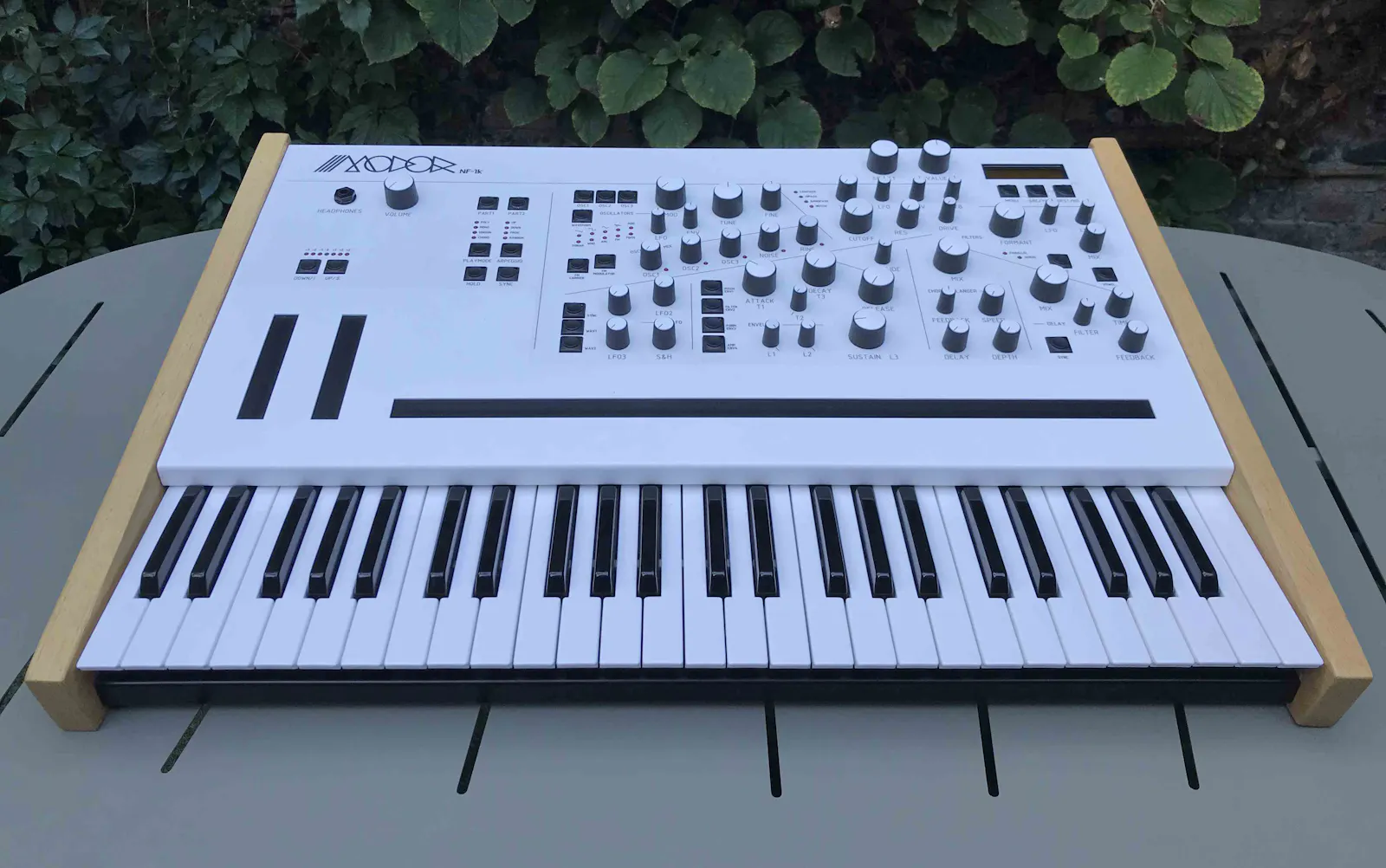 Modor Music NF-1k - großer 16-Voice Desktop Synthesizer mit 49-Key Polyphonic Aftertouch Keyboard