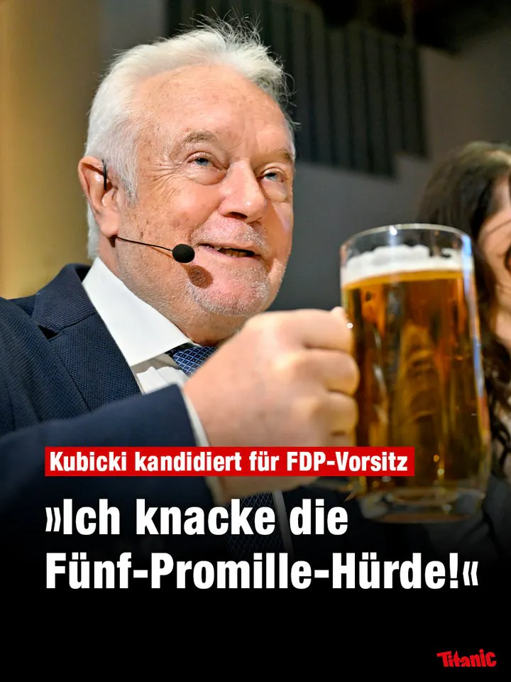 Wolfgang Kubicki hält ein volles Bierglas in der Hand und prostet jemandem zu, der nicht im Bild ist. Er lächelt.
Text: Kubicki für FDP-Vorsitz. "Ich knacke die Fünf-Promille-Hürde!"