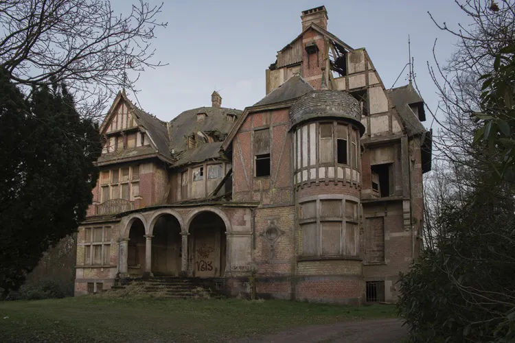 Sehr baufällige Villa im Wald.