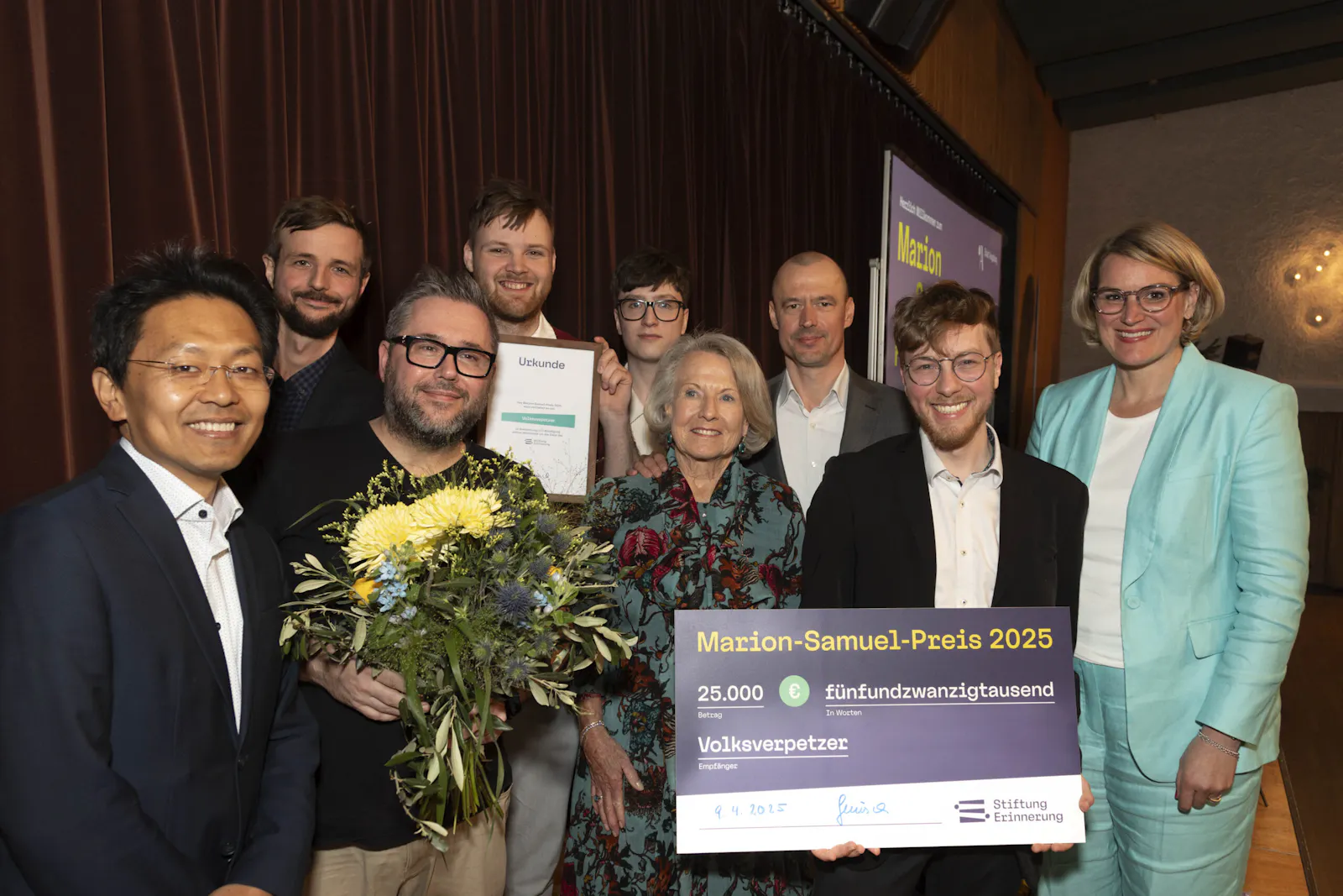 Übergabe des Marion-Samuel-Preises durch Jörn und Ingrid Seinsch an das Volksverpetzer Team. Laudator Chan-jo Jun und Augsburger Oberbürgermeisterin Eva Weber (CSU).